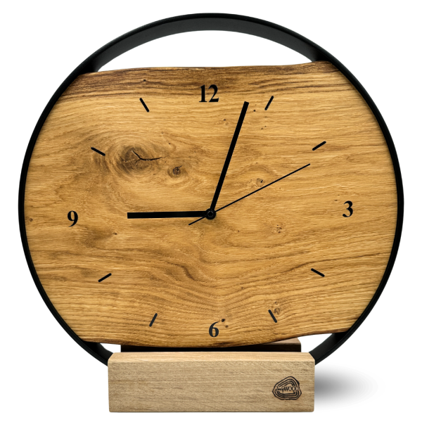 Zeitlose Wanduhr aus Eichenholz mit präzisem Quarz Uhrwerk Besuchen Sie uns auf Woidladinger.de und entdecken Sie mehr handgefertigte Produkte aus dem Bayerischen Wald!